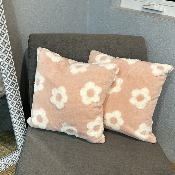 2 Pink Chenille Pillow Covers White Floral Motif 18”x18” - Picture 4 of 7